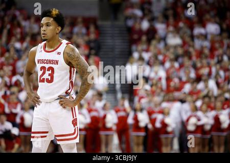 15 novembre 2022 : les Badgers du Wisconsin gardent Chucky Hepburn (23 ans) pendant le match de basket-ball de la NCAA entre les Green Bay Phoenix et les Badgers du Wisconsin au Kohl Center de Madison, WISCONSIN. Darren Lee/CSM (crédit image : © Darren Lee/CSM via ZUMA Press Wire) Banque D'Images