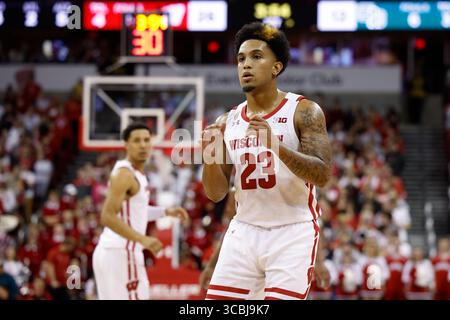 15 novembre 2022 : les Badgers du Wisconsin gardent Chucky Hepburn (23 ans) pendant le match de basket-ball de la NCAA entre les Green Bay Phoenix et les Badgers du Wisconsin au Kohl Center de Madison, WISCONSIN. Darren Lee/CSM (crédit image : © Darren Lee/CSM via ZUMA Press Wire) Banque D'Images