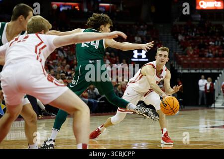15 novembre 2022 : L'attaquant des Badgers du Wisconsin Tyler Wahl (5) passe la balle dans le poteau pendant le match de basket-ball de la NCAA entre les Green Bay Phoenix et les Badgers du Wisconsin au Kohl Center de Madison, WISCONSIN. Darren Lee/CSM (crédit image : © Darren Lee/CSM via ZUMA Press Wire) Banque D'Images