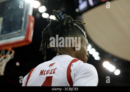 15 novembre 2022 : les Badgers du Wisconsin gardent Kamari McGee (4 ans) pendant le match de basket-ball de la NCAA entre les Green Bay Phoenix et les Badgers du Wisconsin au Kohl Center de Madison, WISCONSIN. Darren Lee/CSM (crédit image : © Darren Lee/CSM via ZUMA Press Wire) Banque D'Images