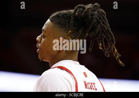 15 novembre 2022 : les Badgers du Wisconsin gardent Kamari McGee (4 ans) pendant le match de basket-ball de la NCAA entre les Green Bay Phoenix et les Badgers du Wisconsin au Kohl Center de Madison, WISCONSIN. Darren Lee/CSM (crédit image : © Darren Lee/CSM via ZUMA Press Wire) Banque D'Images