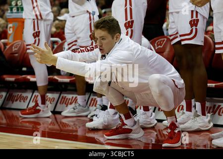 15 novembre 2022 : Ross Candelino (30 ans), garde des Badgers du Wisconsin, célèbre en chargeant son arc et sa flèche pendant le match de basket-ball de la NCAA entre les Green Bay Phoenix et les Badgers du Wisconsin au Kohl Center de Madison, WISCONSIN. Darren Lee/CSM (crédit image : © Darren Lee/CSM via ZUMA Press Wire) Banque D'Images