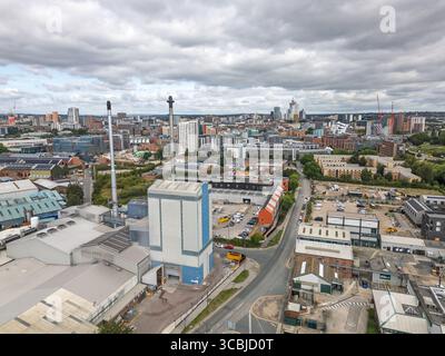 Vue aérienne de l'usine de fabrication de verre de Verallia, montrant les installations de production, les cheminées et les bâtiments industriels, mettant en évidence les grandes dimensions Banque D'Images