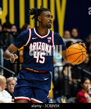09 février 2023 Berkeley, CA États-Unis le garde de l'Arizona Cedric Henderson Jr. (45) cherche à passer le ballon lors du match de basket-ball masculin de la NCAA entre les Wildcats de l'Arizona et les Golden Bears de Californie. Arizona a battu la Californie 85-62 au Haas Pavilion Berkeley Calif. Thurman James / CSM (crédit image : © Thurman James/CSM via ZUMA Press Wire) Banque D'Images