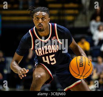 09 février 2023 Berkeley, CA États-Unis le garde de l'Arizona Cedric Henderson Jr. (45) va au panier lors du match de basket-ball masculin de la NCAA entre les Wildcats de l'Arizona et les Golden Bears de Californie. Arizona a battu la Californie 85-62 au Haas Pavilion Berkeley Calif. Thurman James / CSM (crédit image : © Thurman James/CSM via ZUMA Press Wire) Banque D'Images