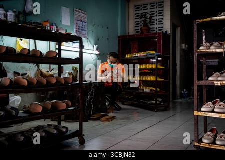 10 février 2023, Bangkok, Bangkok, Thaïlande : un travailleur assemble une chaussure dans un atelier de sweatshop à l'est de Bangkok. (Crédit image : © Matt Hunt/ZUMA Press Wire) Banque D'Images