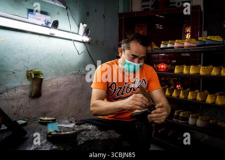 10 février 2023, Bangkok, Bangkok, Thaïlande : un travailleur assemble une chaussure dans un atelier de sweatshop à l'est de Bangkok. (Crédit image : © Matt Hunt/ZUMA Press Wire) Banque D'Images