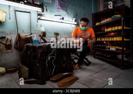 10 février 2023, Bangkok, Bangkok, Thaïlande : un travailleur assemble une chaussure dans un atelier de sweatshop à l'est de Bangkok. (Crédit image : © Matt Hunt/ZUMA Press Wire) Banque D'Images