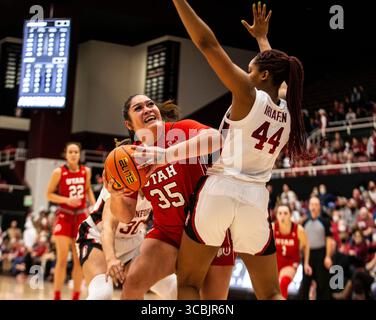 20 janvier 2023 Palo Alto CA, États-Unis L'attaquante de l'Utah Alissa Pili (35) se dirige vers le panier lors du match de basket féminin de la NCAA entre les Utah Utes et le Cardinal de Stanford. Stanford Beat Utah 74-62 au Maples Pavilion Palo Alto, CA Thurman James /CSM (crédit image : © Thurman James/CSM via ZUMA Press Wire) Banque D'Images