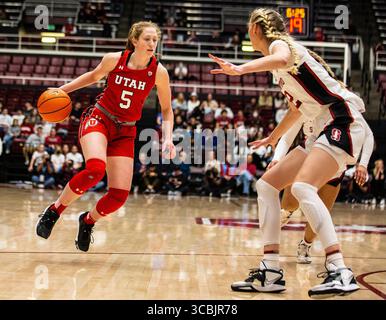 20 janvier 2023 Palo Alto CA, U.S.A. la garde de l'Utah Gianna Kneepkens (5) va au panier lors du match de basket féminin de la NCAA entre les Utah Utes et le Cardinal de Stanford. Stanford Beat Utah 74-62 au Maples Pavilion Palo Alto, CA Thurman James /CSM (crédit image : © Thurman James/CSM via ZUMA Press Wire) Banque D'Images
