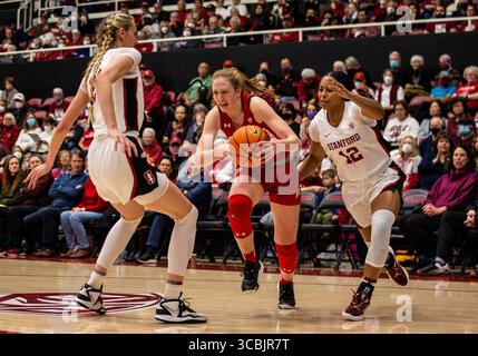 20 janvier 2023 Palo Alto CA, U.S.A. la garde de l'Utah Gianna Kneepkens (5) va au panier lors du match de basket féminin de la NCAA entre les Utah Utes et le Cardinal de Stanford. Stanford Beat Utah 74-62 au Maples Pavilion Palo Alto, CA Thurman James /CSM (crédit image : © Thurman James/CSM via ZUMA Press Wire) Banque D'Images
