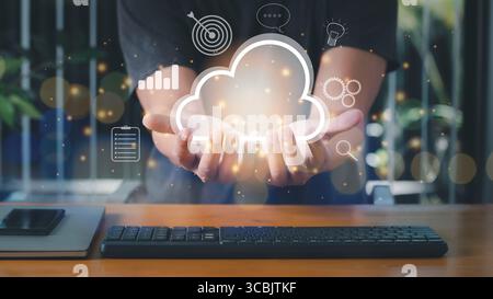 Homme accédant au concept de réseau de stockage Internet de la technologie Cloud Computing et une grande base de données Big Data grâce à la technologie Internet. Banque D'Images