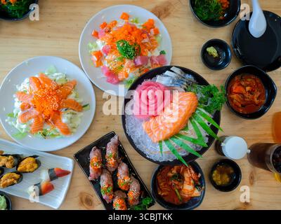 Vue de dessus du grand repas avec des sushis variés et variés, sashimi cuisine japonaise. Banque D'Images