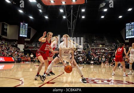 20 janvier 2023 Palo Alto CA, États-Unis L'attaquant de Stanford Cameron Brink (22) va au panier lors du match de basket féminin de la NCAA entre les Utah Utes et le Cardinal de Stanford. Stanford Beat Utah 74-62 au Maples Pavilion Palo Alto, CA Thurman James /CSM (crédit image : © Thurman James/CSM via ZUMA Press Wire) Banque D'Images