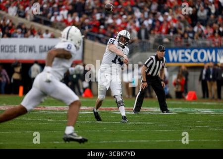 02 janvier 2023 le quarterback des Nittany Lions de Penn State Sean Clifford (14 ans) jette un laissez-passer au receveur Harrison Wallace III (6 ans) des Nittany Lions de Penn State lors du match de football entre les Utes de l'Utah et les Nittany Lions de Penn State au Rose Bowl à Pasadena, en Californie. Crédit photo obligatoire : Charles Baus/CSM (crédit image : © Charles Baus/CSM via ZUMA Press Wire) Banque D'Images