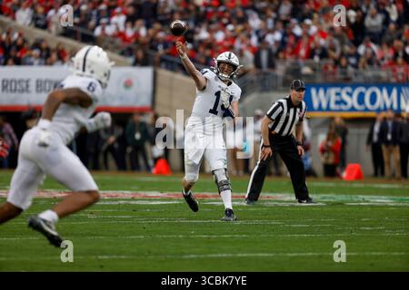 02 janvier 2023 le quarterback des Nittany Lions de Penn State Sean Clifford (14 ans) jette un laissez-passer au receveur Harrison Wallace III (6 ans) des Nittany Lions de Penn State lors du match de football entre les Utes de l'Utah et les Nittany Lions de Penn State au Rose Bowl à Pasadena, en Californie. Crédit photo obligatoire : Charles Baus/CSM (crédit image : © Charles Baus/CSM via ZUMA Press Wire) Banque D'Images
