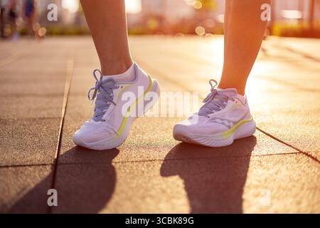 Une sportive faisant des étirements de jambes Banque D'Images