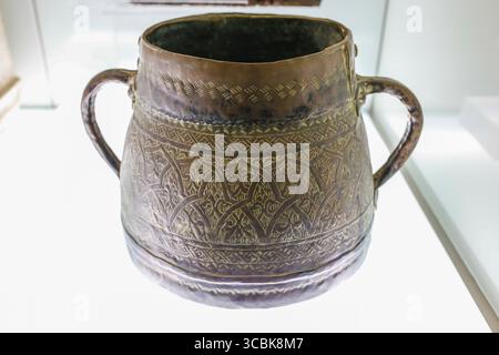 Séville, Espagne - 7 juillet 2018 : Qdir ou Bronze avec pot globulaire décoration géométrique, 12e siècle. Musée archéologique de Séville, Andalousie, S Banque D'Images