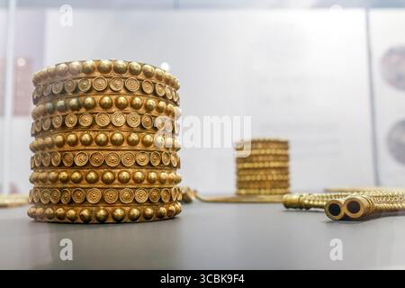 Séville, Espagne - 7 juillet 2018 : Séville, Espagne - 31 mai 2019 : Bracelet au trésor d'El Carambolo, Musée archéologique de Séville, Andalousie, SPAI Banque D'Images