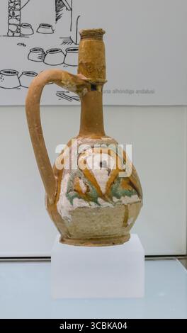Séville, Espagne - 7 juillet 2018 : petite cruche mauresque de couleur miel, XIe siècle. Musée archéologique de Séville, Andalousie, Espagne Banque D'Images