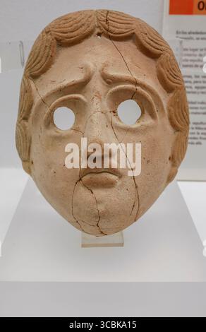 Séville, Espagne - 7 juillet 2018 : triste masque funéraire d'une actrice, site Olivar Alto, Utrera. Musée archéologique de Séville, Andalousie, Espagne Banque D'Images