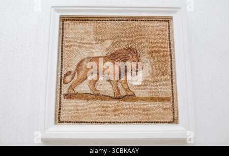 Séville, Espagne - 7 juillet 2018 : mosaïque romaine antique du IIIe siècle représentant un lion. Musée archéologique de Séville, Andalousie, Espagne Banque D'Images