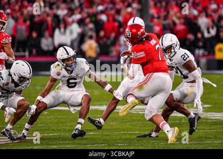 2 janvier 2023 Pasadena, CA.Utah Utes quarterback Cameron Rising (7) court et roule la cheville sur la pièce alors qu'il est attaqué par la sécurité des Penn State Nittany Lions Zakee Wheatley (6), et Penn State Nittany Lions Safety Kevin Winston Jr. (21) en action dans le troisième quart du 109e match de football du Rose Bowl College entre les Penn State Nittany Lions et les Utes au Rose Bowl Utes au Rose Bowl au Rose Bowl, California Pasadena, janvier 2023. Louis Lopez/Cal Sport Media (crédit image : © Louis Lopez/CSM via ZUMA Press Wire) Banque D'Images