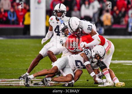 2 janvier 2023 Pasadena, CA.Utah Utes quarterback Cameron Rising (7) court et roule la cheville sur la pièce alors qu'il est attaqué par la sécurité des Lions de Penn State Nittany Zakee Wheatley (6), Penn State Nittany Lions Cornerback Daequan Hardy (25) et Penn State Nittany Lions Safety Kevin Winston Jr. (21) en action dans le troisième quart du 109e match de football Rose Bowl College entre le Penn State Nittany Utah Utany. 2023 à Pasadena, Californie..crédit photo obligatoire : Louis Lopez/Cal Sport Media (crédit image : © Louis Lopez/CSM via ZUMA Press Wire) Banque D'Images