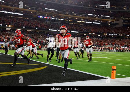 09 janvier 2023, Inglewood, Californie, États-Unis : le quarterback des Georgia Bulldogs Stetson Bennett (13 ans) porte le ballon pour un touchdown lors d'un match du championnat national CFP entre les Georgia Bulldogs et les TCU Horned Frogs à Inglewood. (Crédit image : © Charles Baus/CSM via ZUMA Press Wire) Banque D'Images