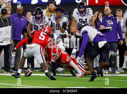 09 janvier 2023 L'arrière défensif des Georgia Bulldogs Kelee Ringo (5 ans) et l'arrière défensif des Georgia Bulldogs Javon Bullard (22 ans) tentent de récupérer un fumble lors d'un match de championnat national de la PCP entre les Georgia Bulldogs et les TCU Horned Frogs à Inglewood, en Californie. Crédit photo obligatoire : Charles Baus/CSM (crédit image : © Charles Baus/CSM via ZUMA Press Wire) Banque D'Images