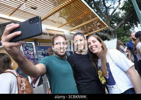 1er novembre 2022, tel Aviv, Israël : le chef du Parti travailliste, ministre MERAV MICHAELI (C), se mêle aux électeurs dans un bureau de vote à tel Aviv. Le cinquième tour de Israelâ€™ en moins de 4 ans des élections nationales à la Knesset, le Parlement israélien, sont en cours. (Crédit image : © Raanan Cohen via ZUMA Press Wire) Banque D'Images