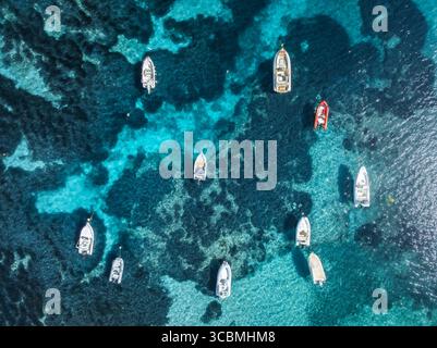 Vue aérienne des bateaux ancrés dans une mer turquoise cristalline Banque D'Images