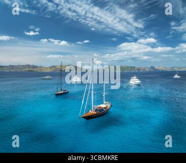 Vue aérienne drone des yachts et voiliers ancrés dans la mer bleue Banque D'Images