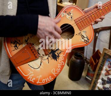 Une femme tient une guitare 'The Lone Ranger' des années 1950 basée sur la populaire série télévisée 'The Lone Ranger' des années 1950. Banque D'Images