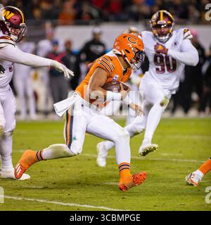 13 octobre 2022 : Chicago, Illinois, États-Unis - le quarterback #1 des Chicago Bears Justin Fields court avec le ballon pendant le match entre les Washington Commanders et les Chicago Bears au Soldier Field à Chicago, Illinois. Photographe : Mike Wulf (crédit image : © Mike Wulf/CSM via ZUMA Press Wire) Banque D'Images