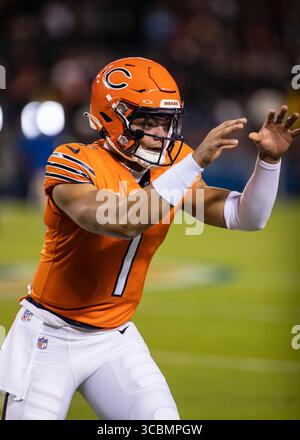 13 octobre 2022 : Chicago, Illinois, États-Unis - le quarterback #1 des Chicago Bears Justin Fields se réchauffe avant le match entre les Washington Commanders et les Chicago Bears au Soldier Field à Chicago, Illinois. Photographe : Mike Wulf (crédit image : © Mike Wulf/CSM via ZUMA Press Wire) Banque D'Images