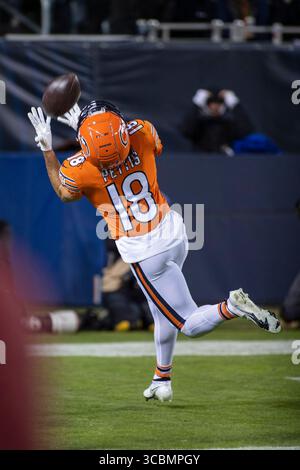 13 octobre 2022 : Chicago, Illinois, États-Unis - Chicago Bears #18 Dante Pettis attrape le ballon pour un touchdown pendant le match entre les Washington Commanders et les Chicago Bears au Soldier Field à Chicago, il. Photographe : Mike Wulf (crédit image : © Mike Wulf/CSM via ZUMA Press Wire) Banque D'Images