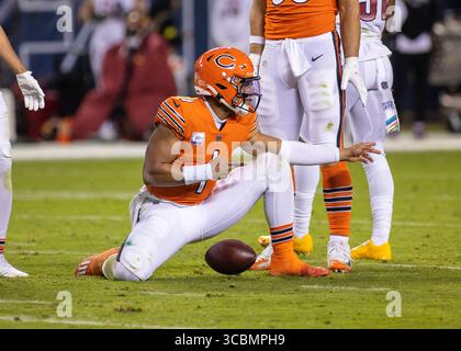 13 octobre 2022 : Chicago, Illinois, États-Unis - le quarterback #1 des Chicago Bears Justin Fields célèbre sa course pendant le match entre les Washington Commanders et les Chicago Bears au Soldier Field à Chicago, Illinois. Photographe : Mike Wulf (crédit image : © Mike Wulf/CSM via ZUMA Press Wire) Banque D'Images