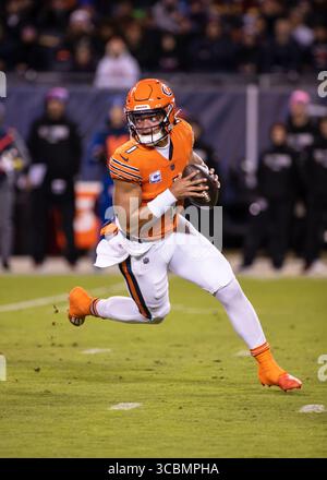 13 octobre 2022 : Chicago, Illinois, États-Unis - le quarterback #1 des Chicago Bears Justin Fields en action pendant le match entre les Washington Commanders et les Chicago Bears au Soldier Field à Chicago, Illinois. Photographe : Mike Wulf (crédit image : © Mike Wulf/CSM via ZUMA Press Wire) Banque D'Images