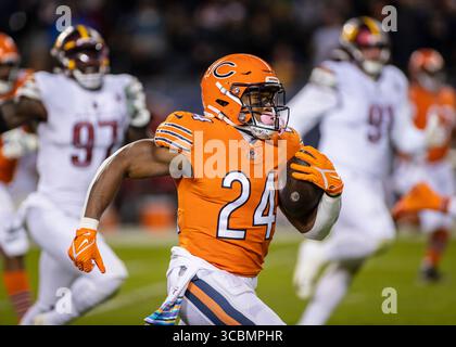13 octobre 2022 : Chicago, Illinois, États-Unis - Chicago Bears #24 Khalil Herbert court avec le ballon pendant le match entre les Washington Commanders et les Chicago Bears au Soldier Field à Chicago, il. Photographe : Mike Wulf (crédit image : © Mike Wulf/CSM via ZUMA Press Wire) Banque D'Images