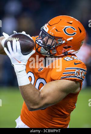 13 octobre 2022 : Chicago, Illinois, États-Unis - Chicago Bears #88 Reggie Roberson Jr. attrape le ballon avant le match entre les Washington Commanders et les Chicago Bears au Soldier Field à Chicago, il. Photographe : Mike Wulf (crédit image : © Mike Wulf/CSM via ZUMA Press Wire) Banque D'Images