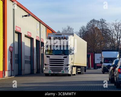 Senov, Tchéquie - 25 novembre 2024 : semi-camion blanc SCANIA R avec remorque de garé devant le service de changement de pneus Banque D'Images