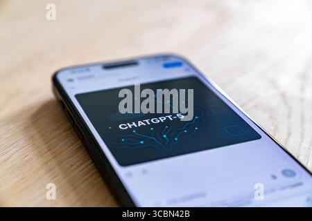Août 2025 iPhone téléphone portable montrant ChatGPT-5, GPT-5 image logo du grand modèle de langage développé par OpenAI. Concept ai Banque D'Images