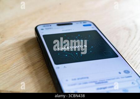 Août 2025 iPhone téléphone portable montrant ChatGPT-5, GPT-5 image logo du grand modèle de langage développé par OpenAI. Concept ai Banque D'Images