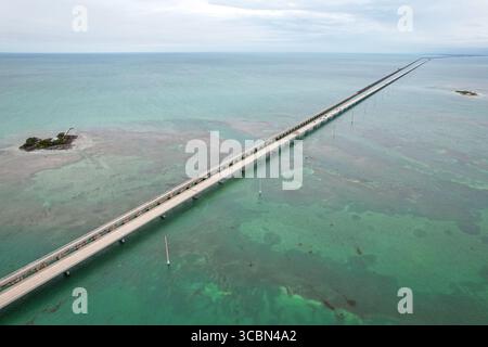 Vue aérienne du Seven Mile Bridge s'étend sur des eaux turquoises, reliant les îles sous un ciel serein, Big Pine Key, Floride, États-Unis. Banque D'Images