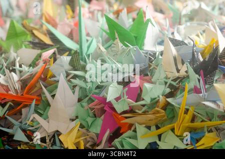 Buenos Aires, Argentine : grues en papier origami dans une boîte en verre dans les jardins japonais de Buenos Aires. Banque D'Images