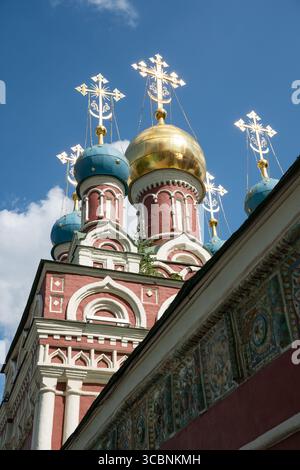 Dômes ornés de l'église de l'Assomption (Uspenskaya) dans le district de Taganka, Moscou, avec coupoles dorées et bleues brillantes couronnées de croix orthodoxes Banque D'Images