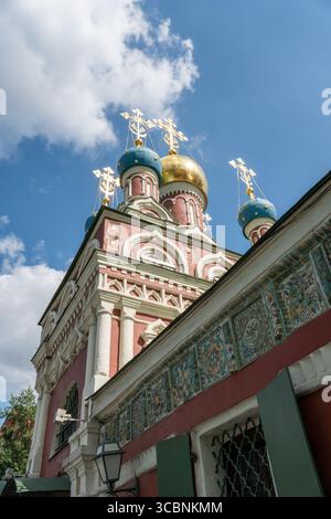 Dômes ornés de l'église de l'Assomption (Uspenskaya) dans le district de Taganka, Moscou, avec coupoles dorées et bleues brillantes couronnées de croix orthodoxes Banque D'Images