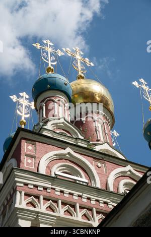 Dômes ornés de l'église de l'Assomption (Uspenskaya) dans le district de Taganka, Moscou, avec coupoles dorées et bleues brillantes couronnées de croix orthodoxes Banque D'Images