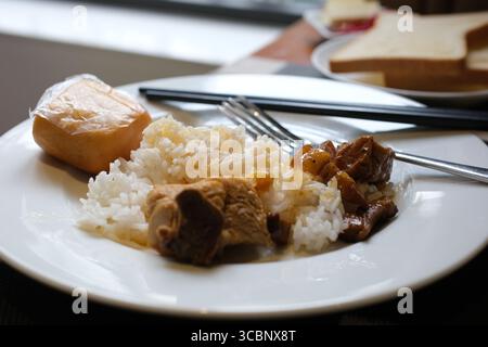 Poulet de Tso avec riz, oignons et brocoli sur la table. vue horizontale du dessus . Photo de haute qualité Banque D'Images